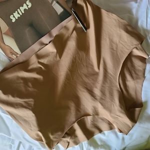 Skims *Nwt* Underwear Smooth Essentials L